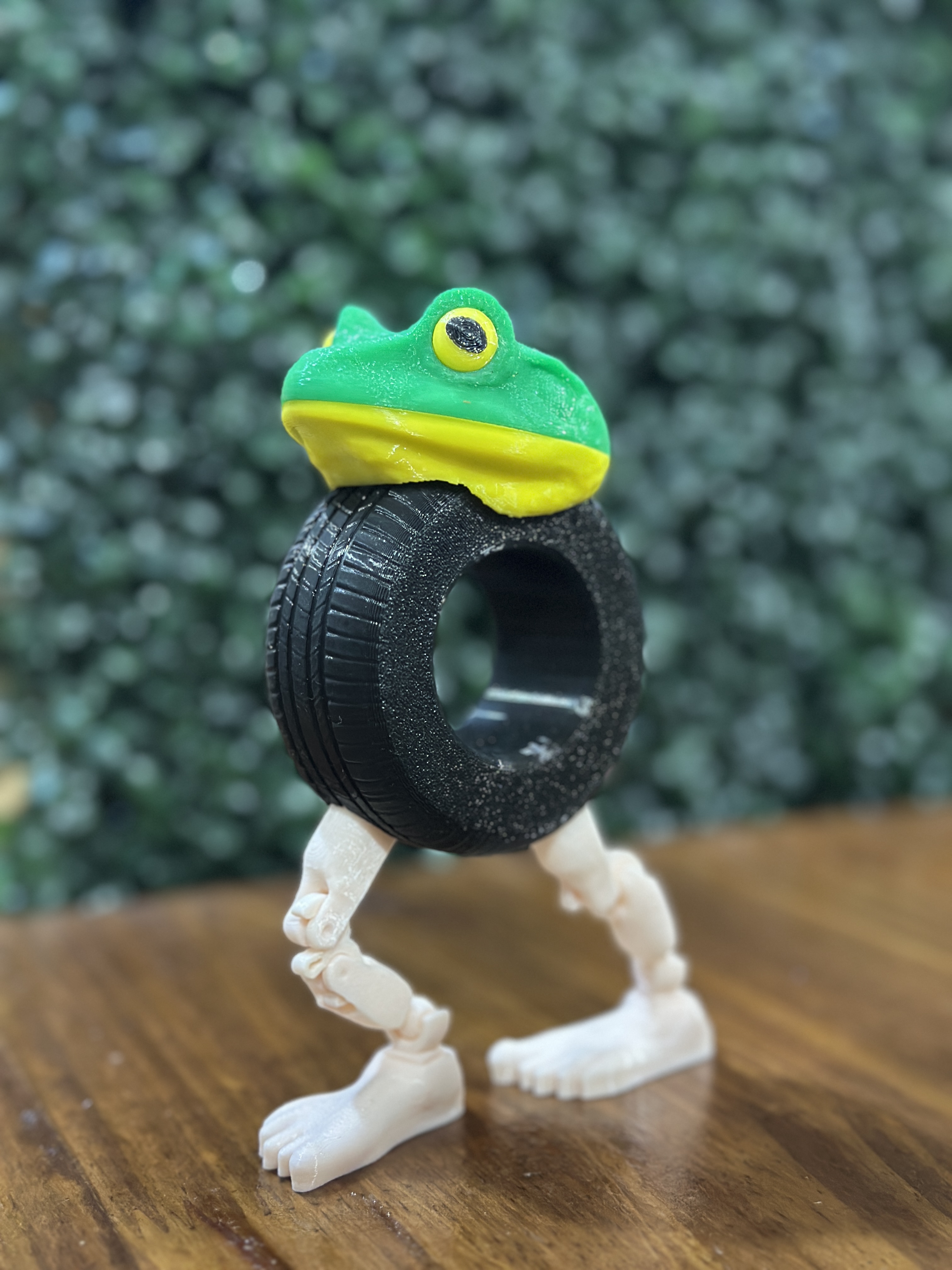 Figura Rana Neumático / Frog Tire Brainrot Meme 3D 🐸🛞🦶✨